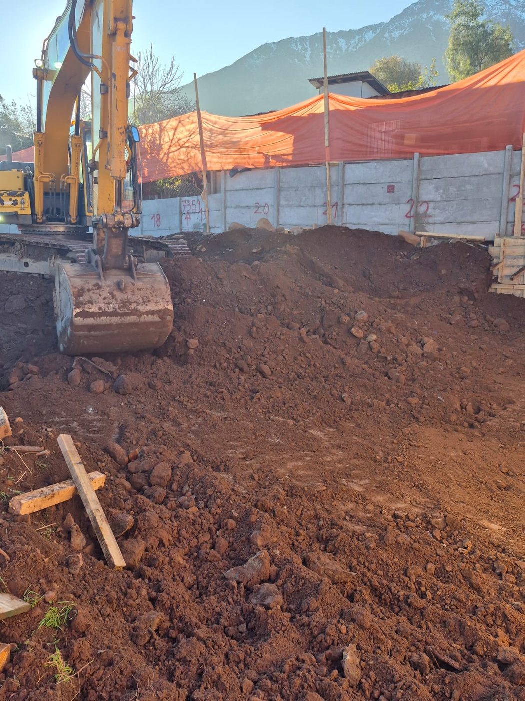 Excavadora realizando excavación masiva