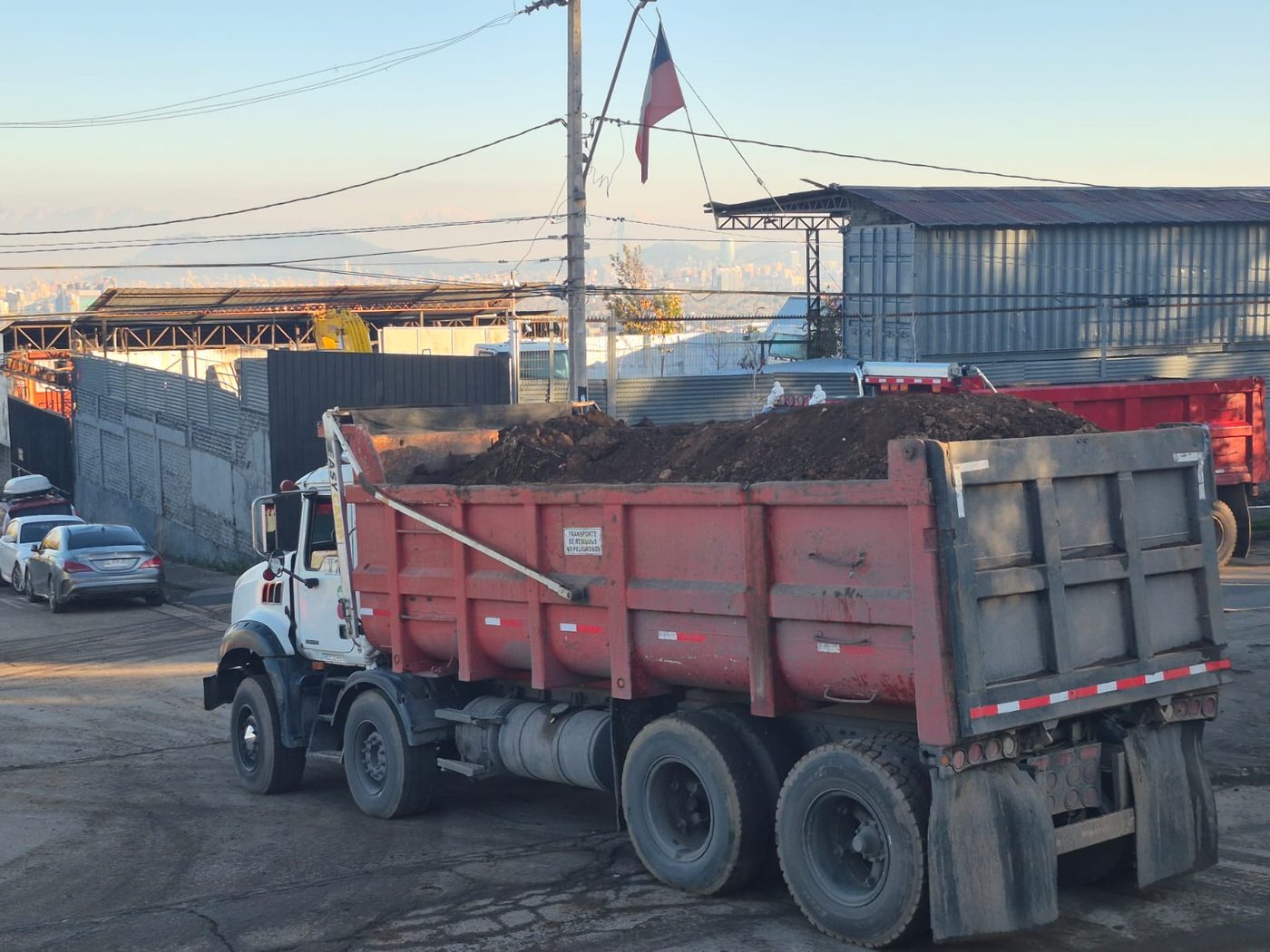 Camión tolva cargado con material para disposición en botadero