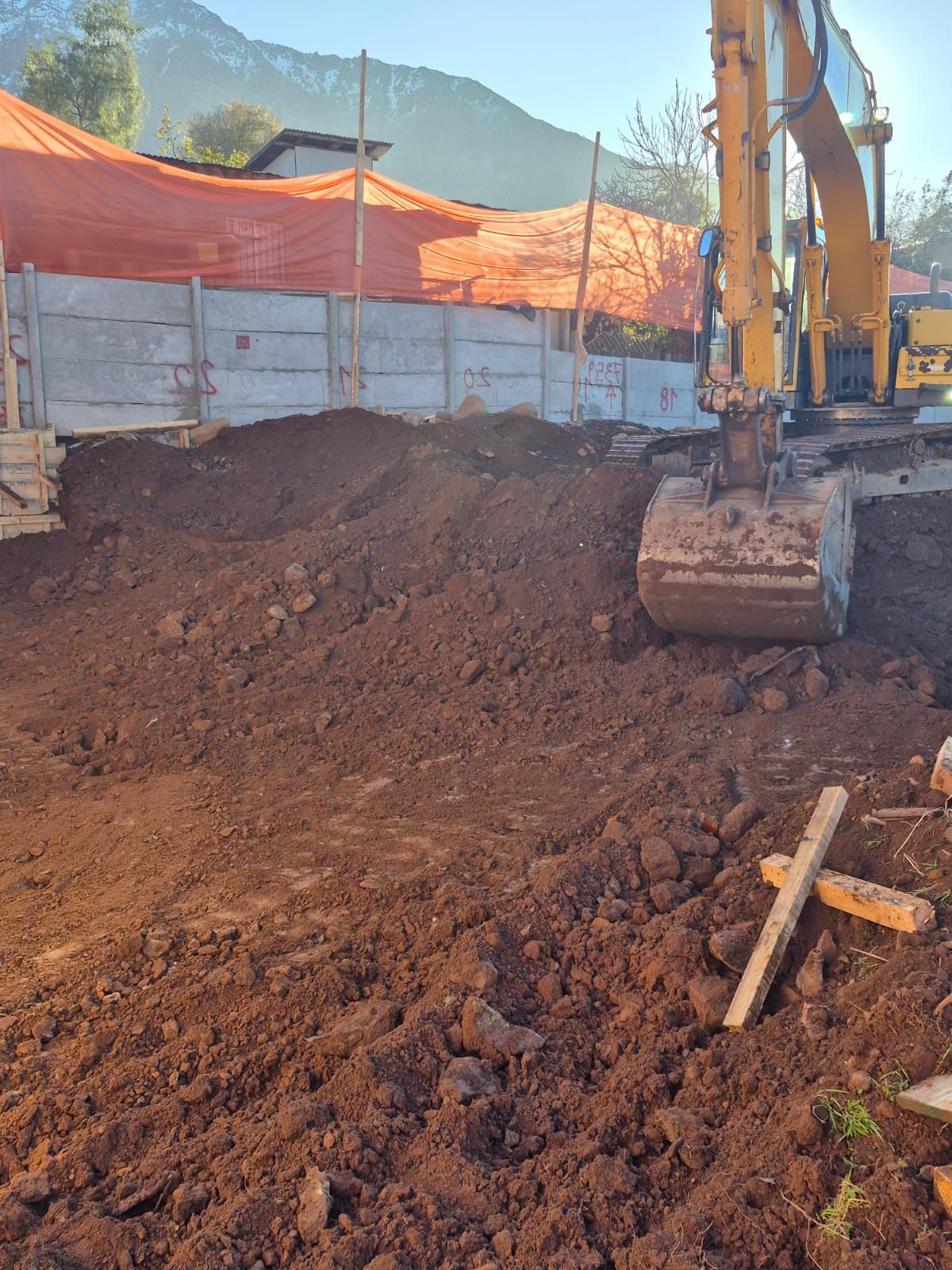 Excavadora realizando movimiento de tierra en obra