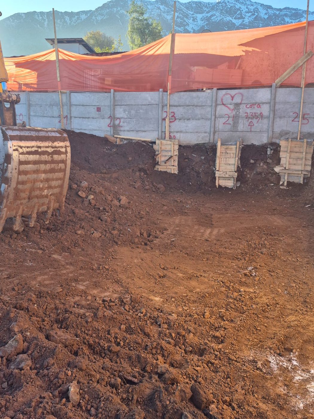 Excavación de fundaciones con la cordillera de fondo